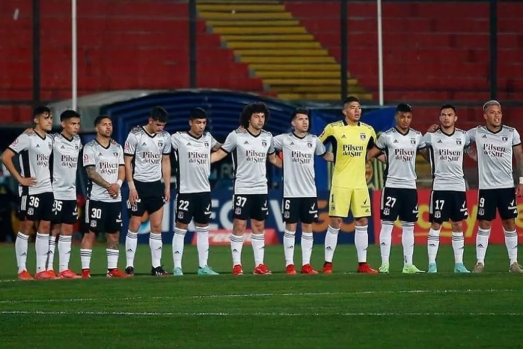 Plantel de Colo-Colo formado en el Estadio Santa Laura con la camiseta conmemorativa por los 30 años de la obtención de la Copa Libertadores 1991.