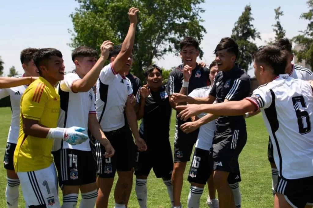 Plantel de Colo-Colo Sub-17 celebrando el triunfo sobre la Universidad de Chile en los Playoffs del fútbol joven.