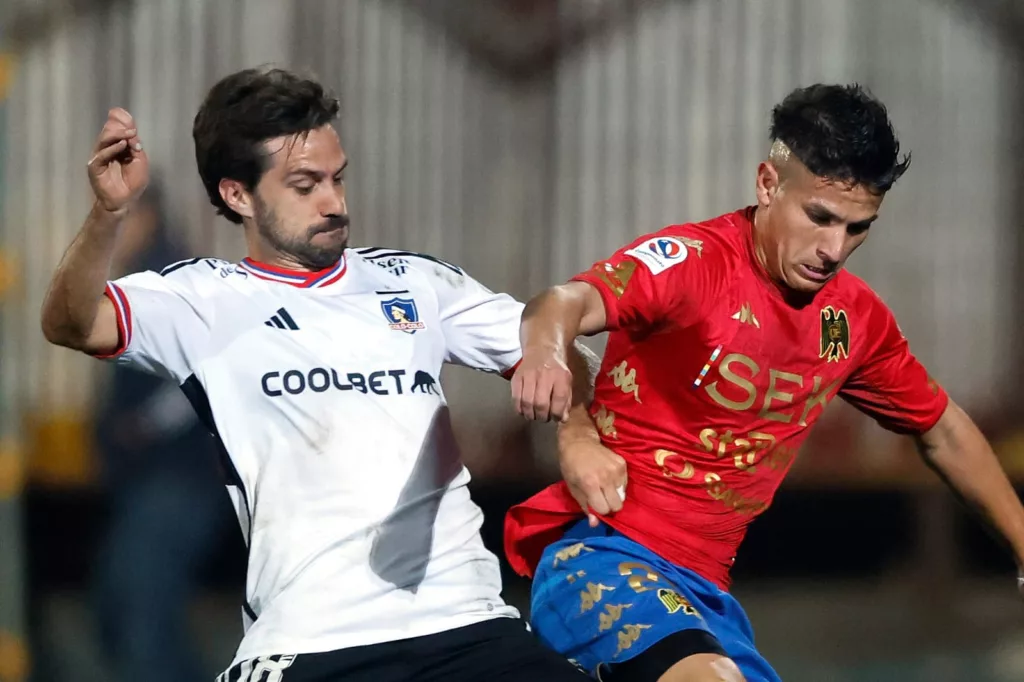 Agustín Bouzat disputando un balón en un partido de Colo-Colo vs Unión Española.