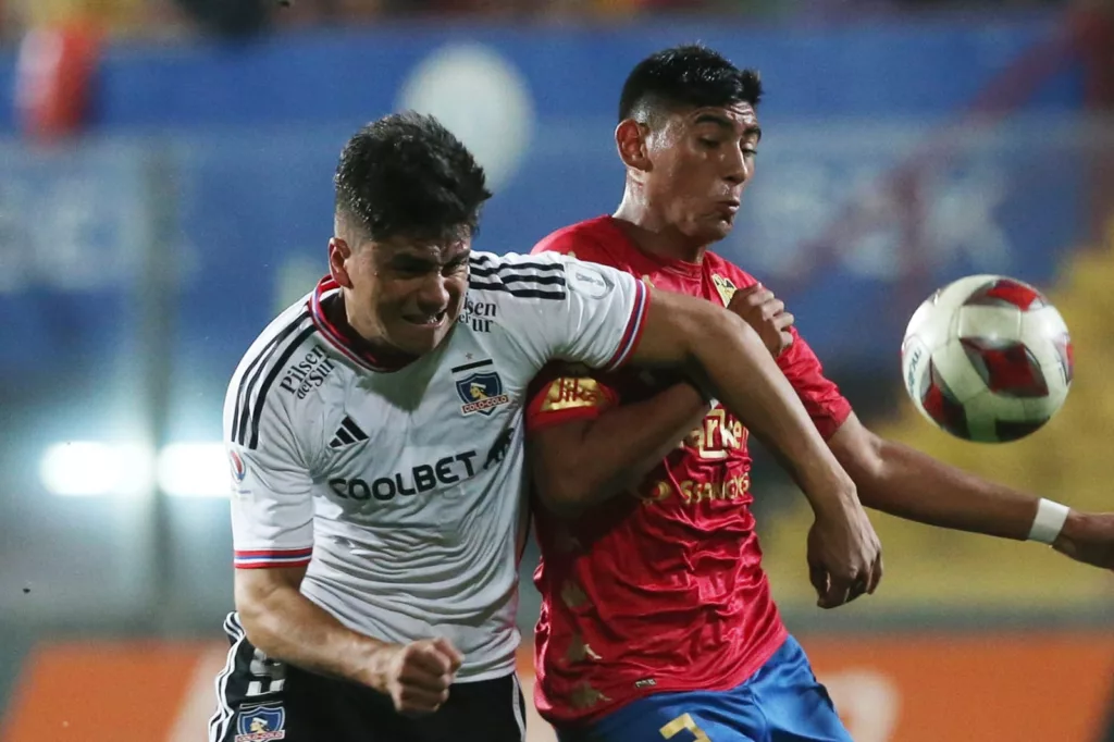 Damián Pizarro disputando un balón con cara de esfuerzo en un partido entre Colo-Colo vs Unión Española.