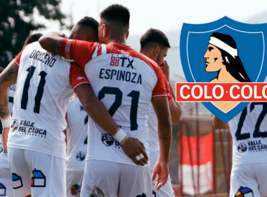 Futbolistas de Unión San Felipe se abrazan, mientras que a mano derecha está incrustado el logo de Colo-Colo sobre la imagen.