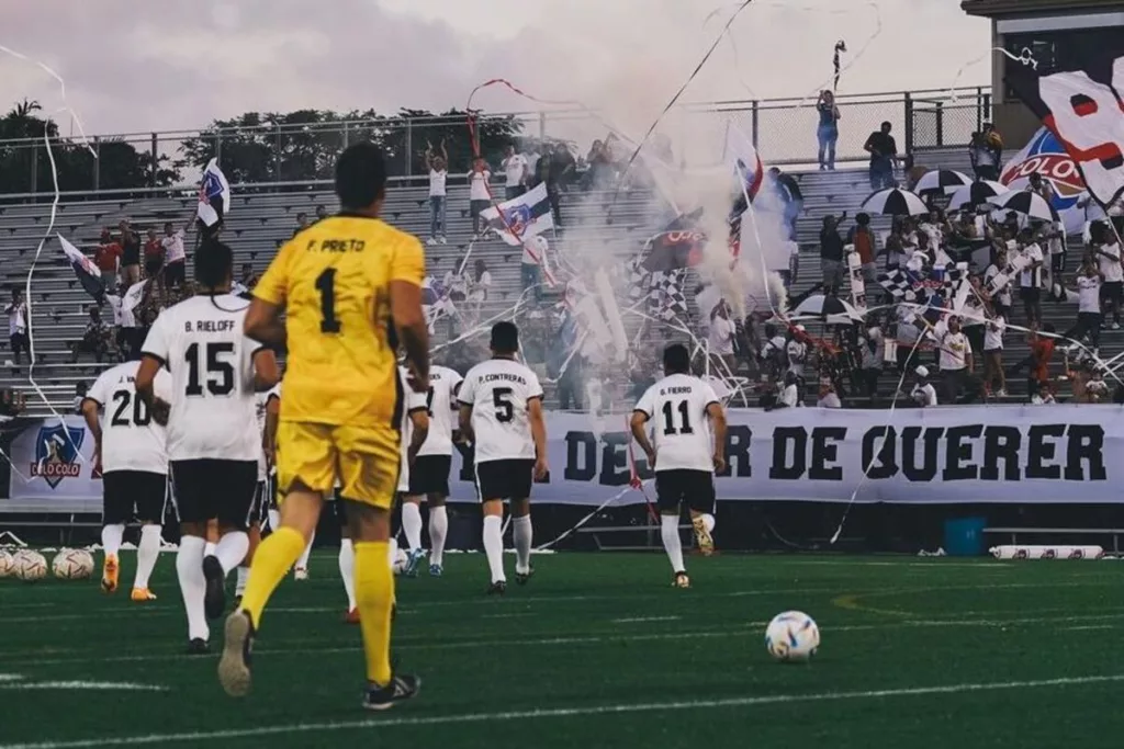 Jugadores de Colo-Colo de Todos los Tiempos ingresando a la cancha.