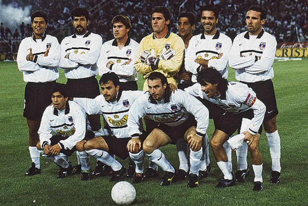 Equipo de Colo-Colo en los noventa posando para una foto.