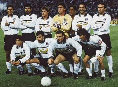 Equipo de Colo-Colo en los noventa posando para una foto.
