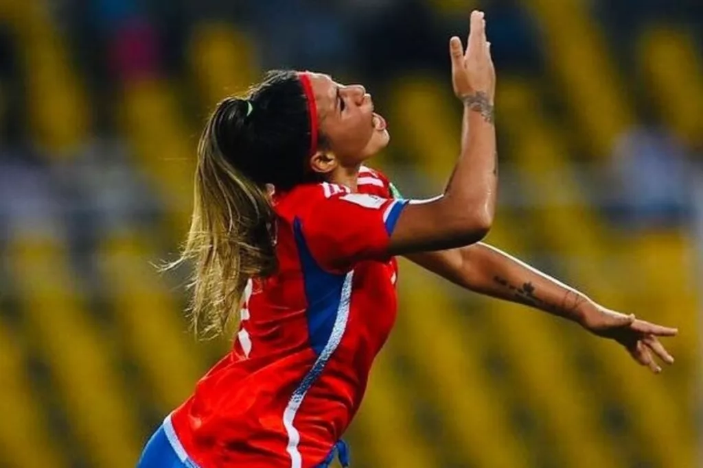 Anaís Cifuentes celebrando un gol por la Selección Chilena Femenina.