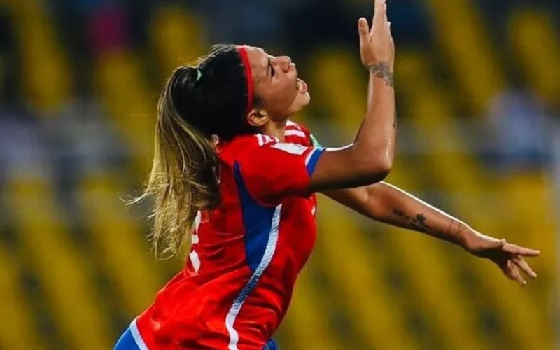 Anaís Cifuentes celebrando un gol por la Selección Chilena Femenina.