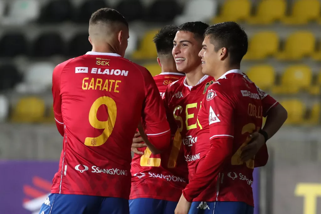 Jugadores de Unión Española celebrando un gol.