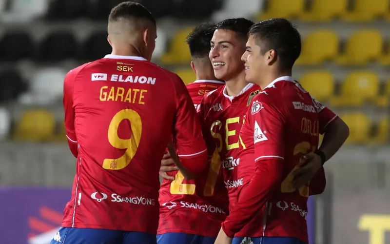 Jugadores de Unión Española celebrando un gol.