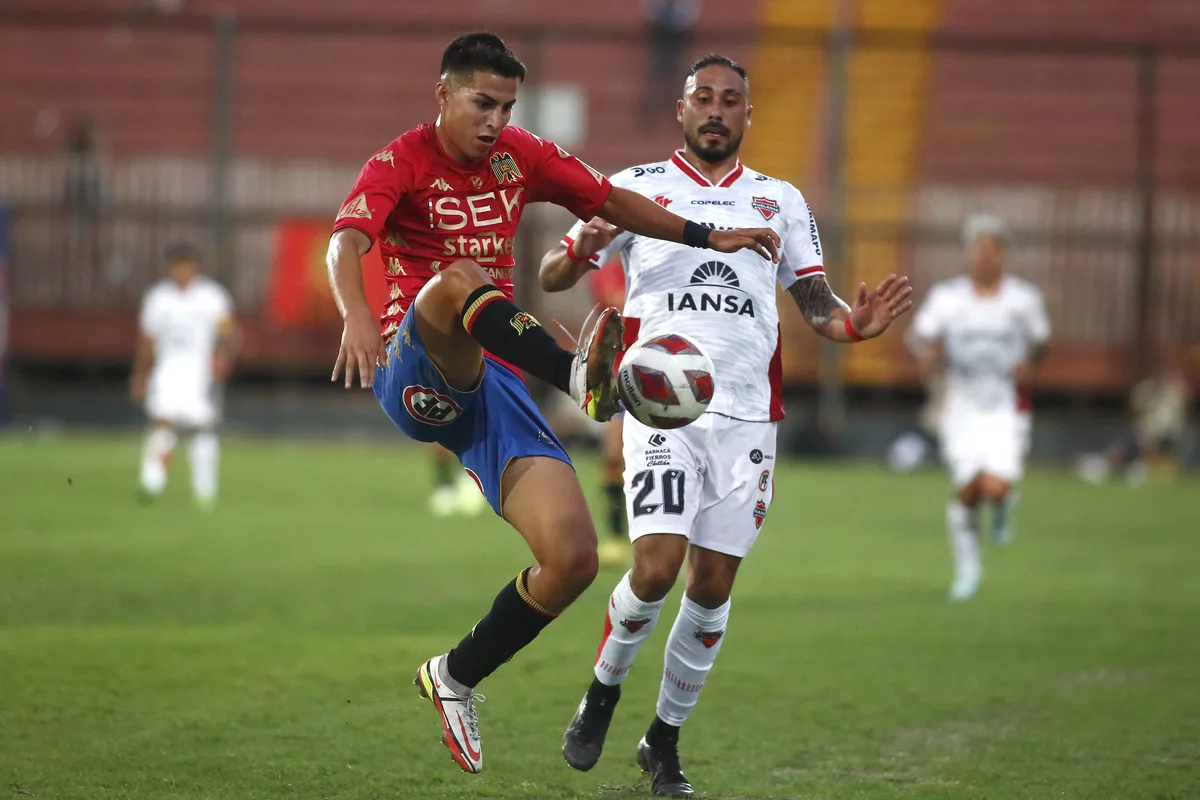 Jonatha Villagra luchando un balón en partido de Unión Española y Ñublense.