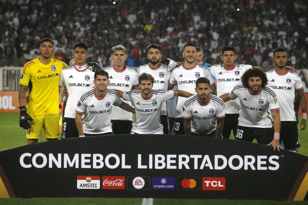 Primer equipo de Colo-Colo sacándose la foto antes de un partido por Copa Libertadores.