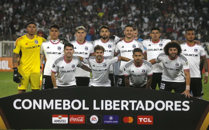 Primer equipo de Colo-Colo sacándose la foto antes de un partido por Copa Libertadores.