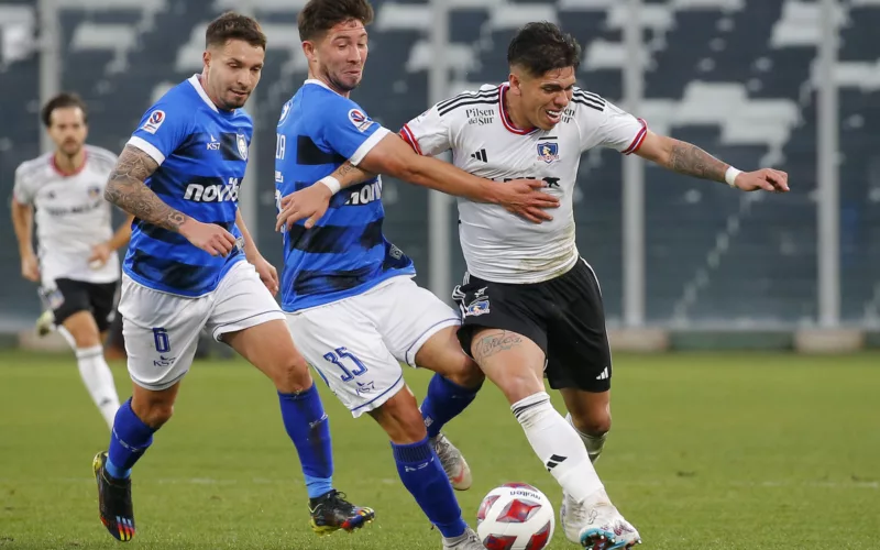 Felipe Loyola y Carlos Palacios disputando el balón en un partido entre Huachipato y Colo-Colo.