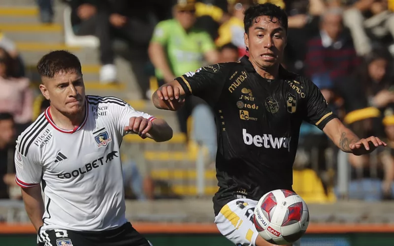 Leonardo Gil disputando un balón con Luciano Cabral.