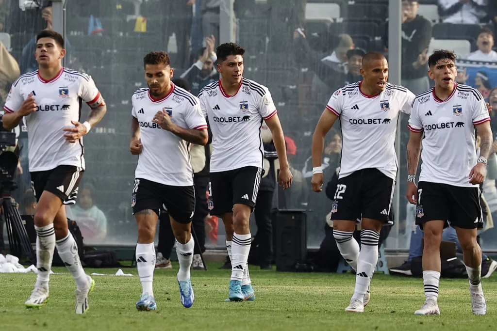 Jugadores de Colo-Colo dentro de la cancha.