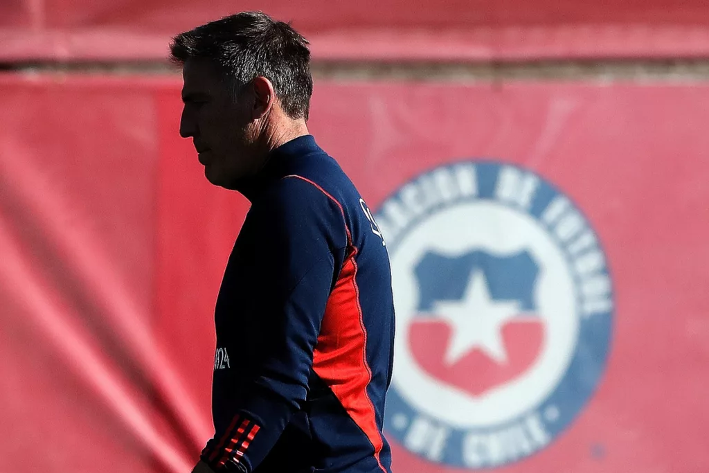 Eduardo Berizzo con el buzo de la Selección Chilena.