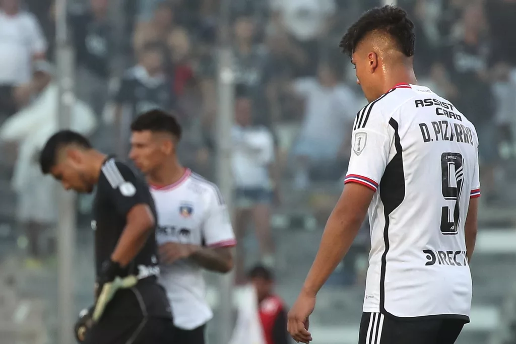 Jugadores de Colo-Colo cabizbajos durante un partido por el Campeonato Nacional.