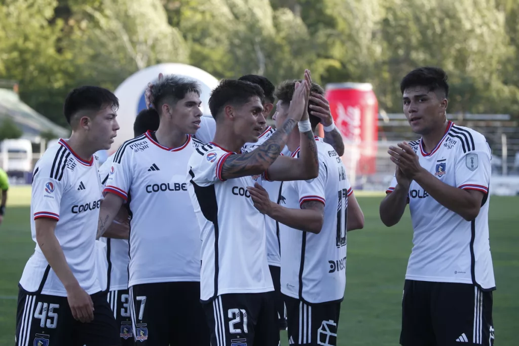 Jugadores de Colo-Colo celebrando un gol.