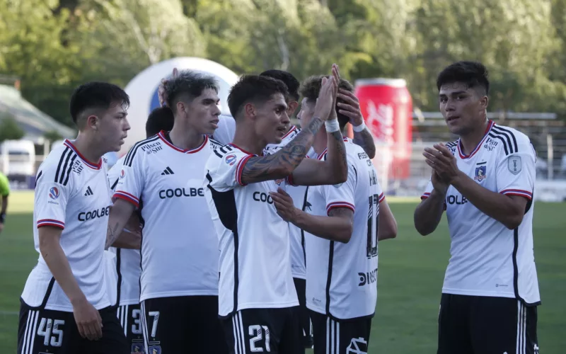 Jugadores de Colo-Colo celebrando un gol.