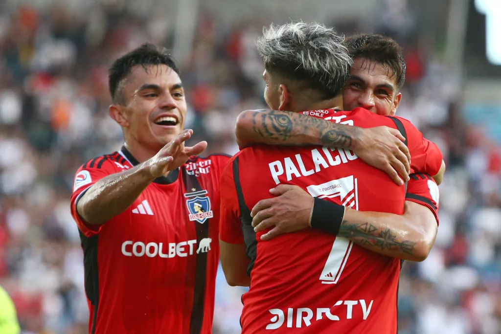 Jugadores de Colo-Colo celebrando un gol.