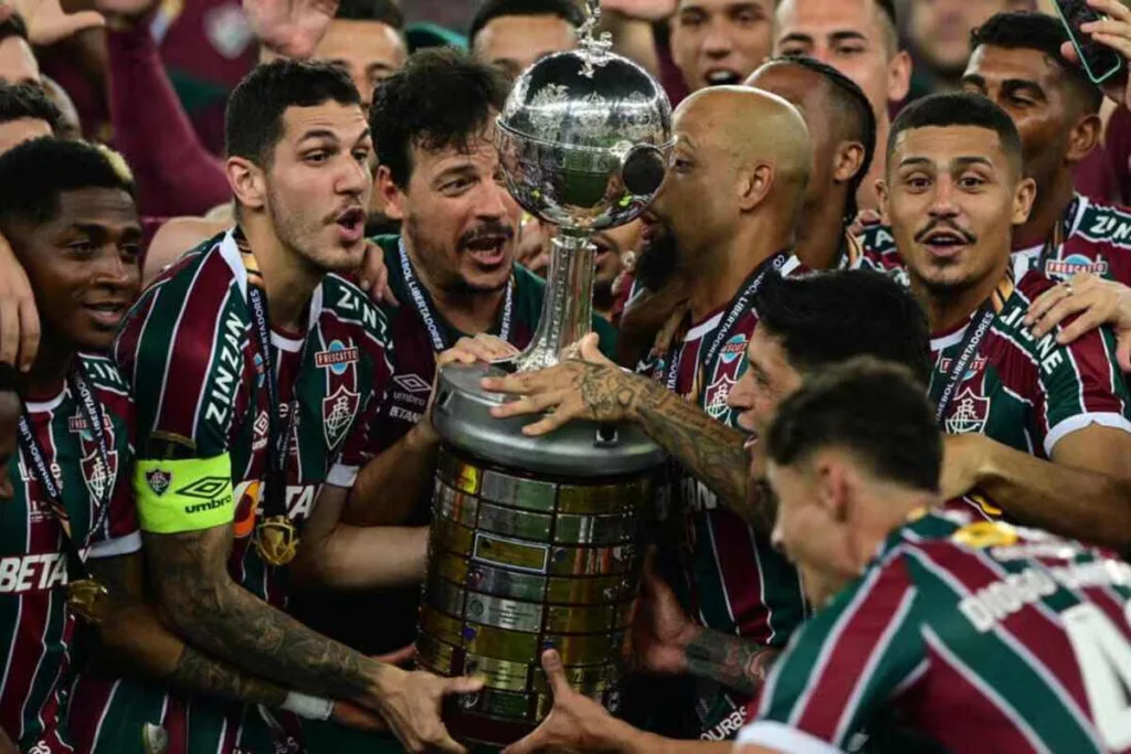 Jugadores de Fluminense con la Copa Libertadores 2023.