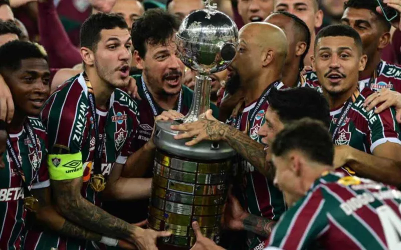 Jugadores de Fluminense con la Copa Libertadores 2023.