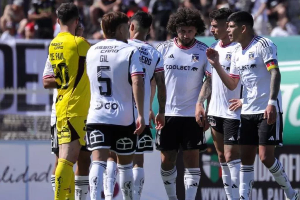 Jugadores de Colo-Colo reunidos en la cancha