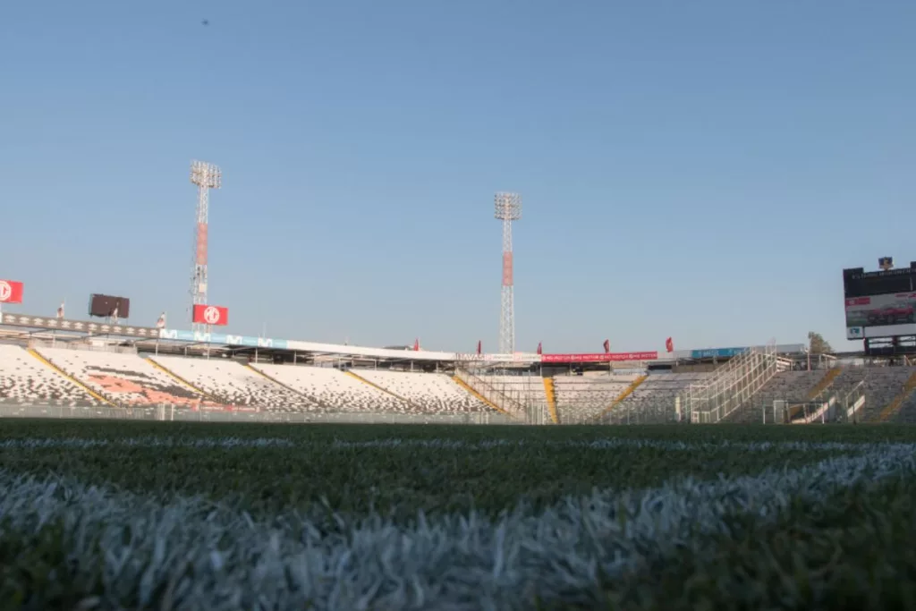 Toma rastrera de la cancha del Estadio Monumental