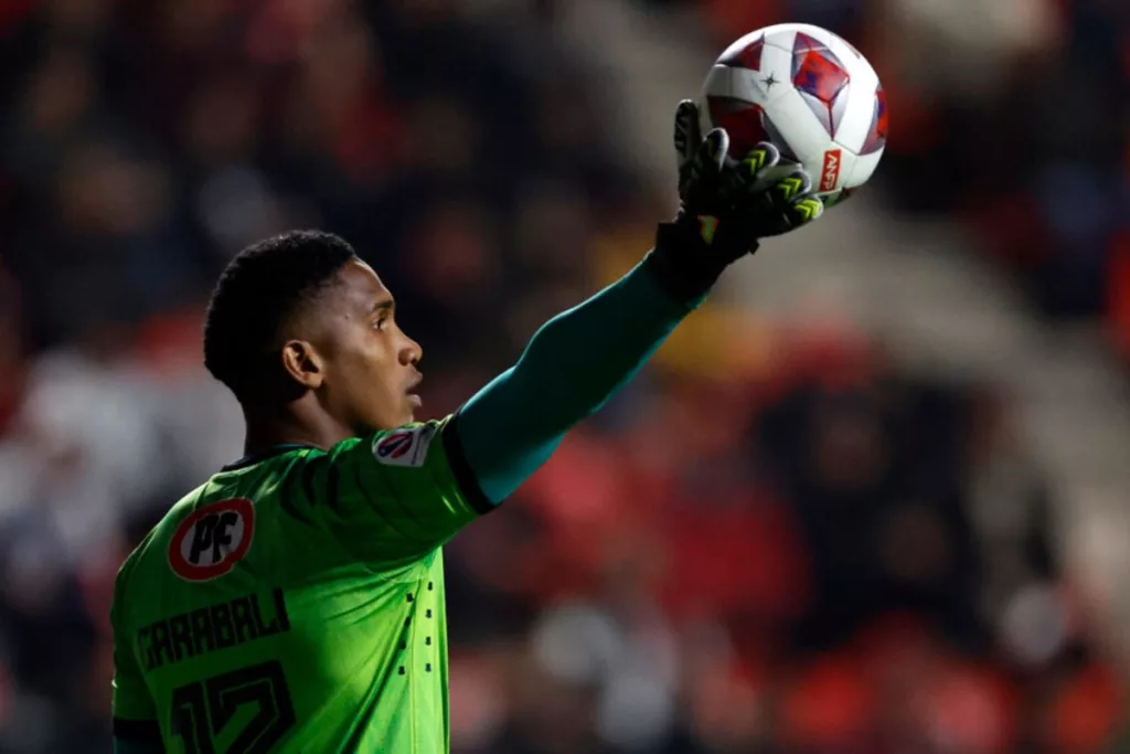 Omar Carabalí con la pelota en su mano