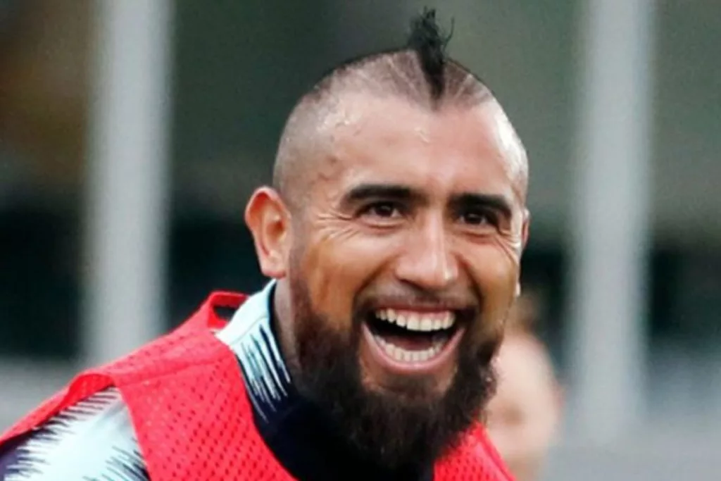 Primer plano de Arturo Vidal con una sonrisa