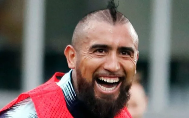 Primer plano de Arturo Vidal con una sonrisa