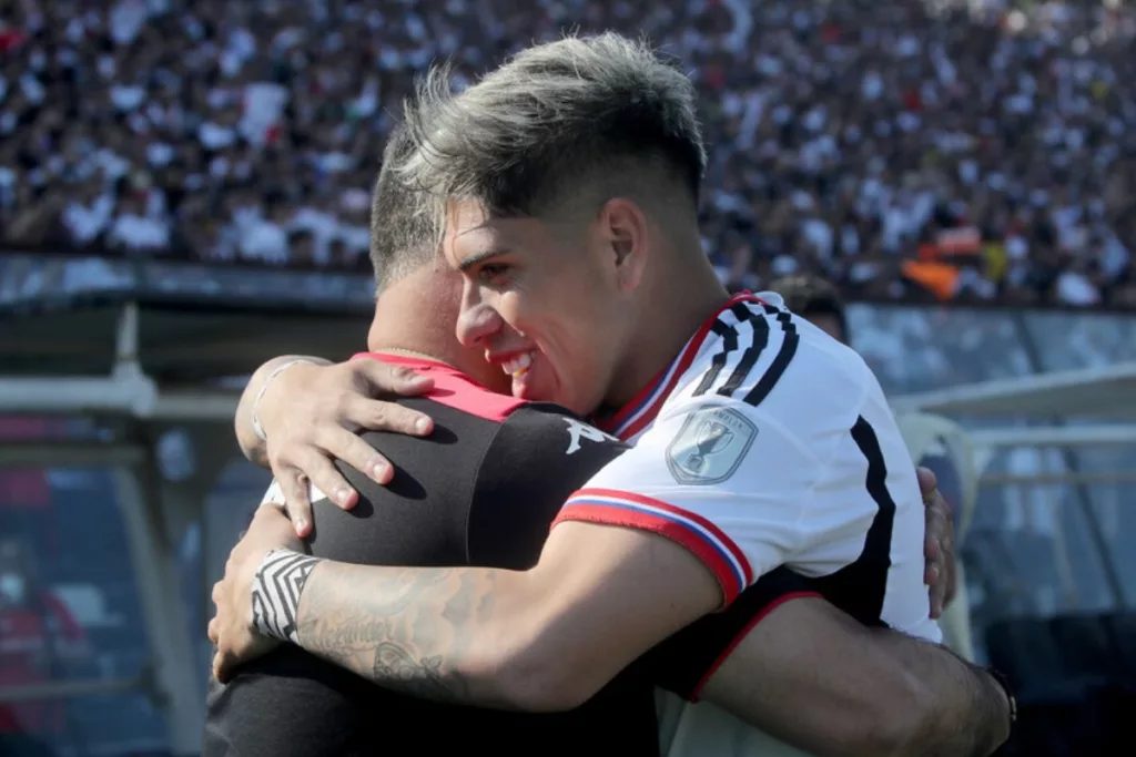 Carlos Palacios, de Colo-Colo, abrazando a un entrenador