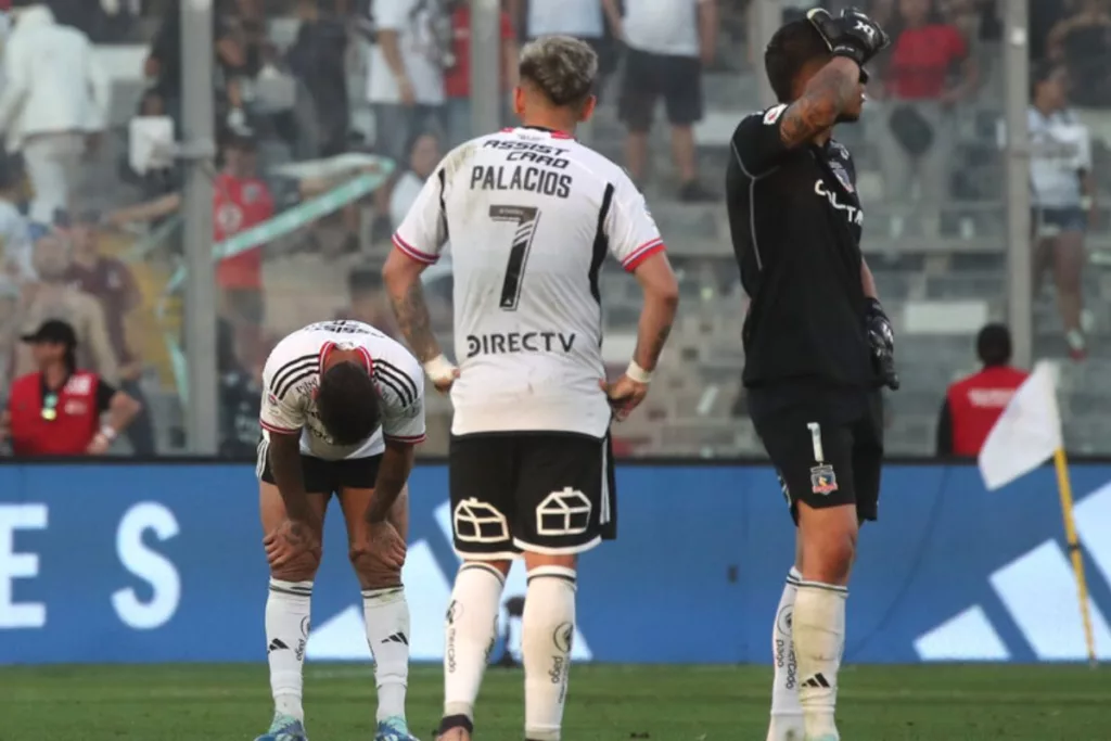 Futbolistas de Colo-Colo reunidos lamentándose tras una derrota