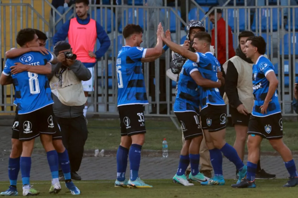 Grupo de jugadores de Huachipato festejando un gol