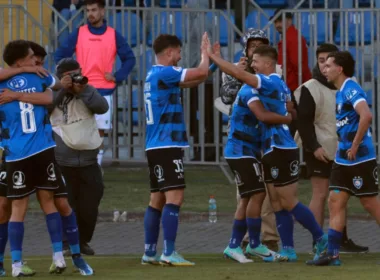 Grupo de jugadores de Huachipato festejando un gol