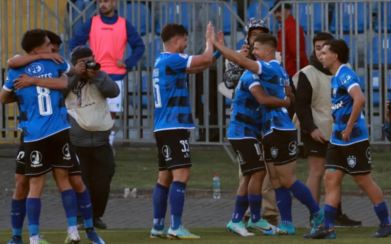 Grupo de jugadores de Huachipato festejando un gol