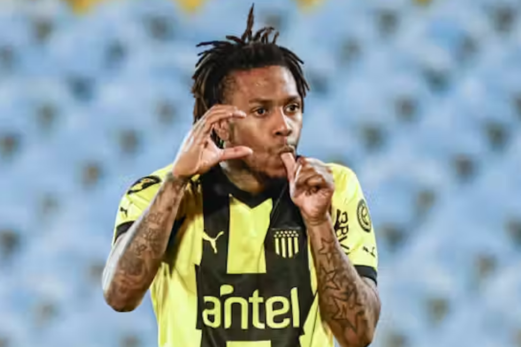 El delantero Abel Hernández con su dedo en la boca