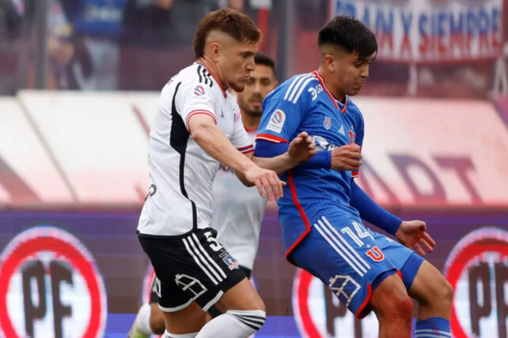 Leonardo Gil de Colo-Colo y Marcelo Morales de Universidad de Chile disputando un balón