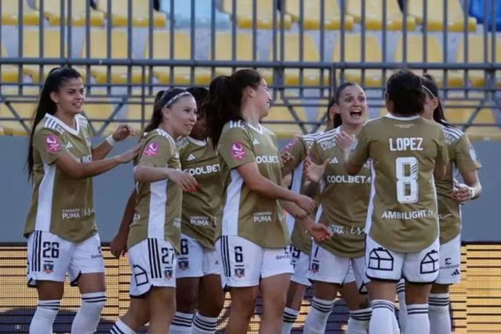 Futbolistas de Colo-Colo Femenino abrazadas en pleno partido