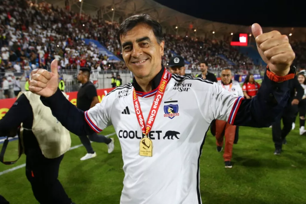 Gustavo Quinteros festejando el título con su medalla en el cuello.