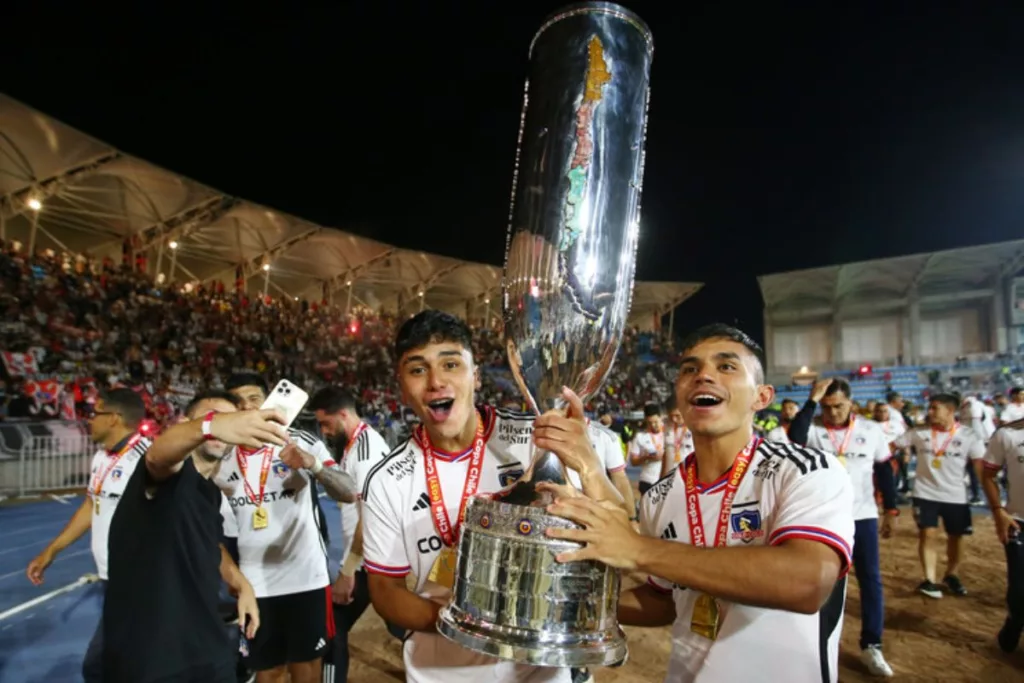 Vicente y Damián Pizarro levantando el trofeo de la Copa Chile de Colo-Colo.