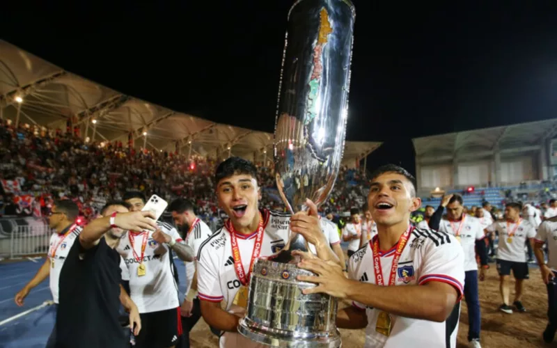 Vicente y Damián Pizarro levantando el trofeo de la Copa Chile de Colo-Colo.