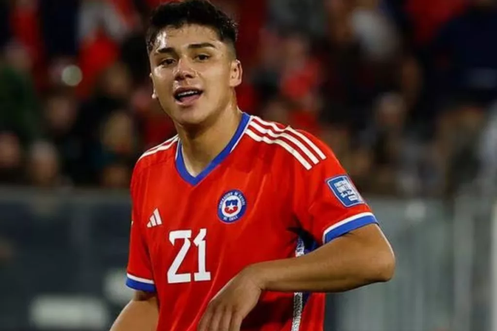 Damián Pizarro con la camiseta 21 de La Roja