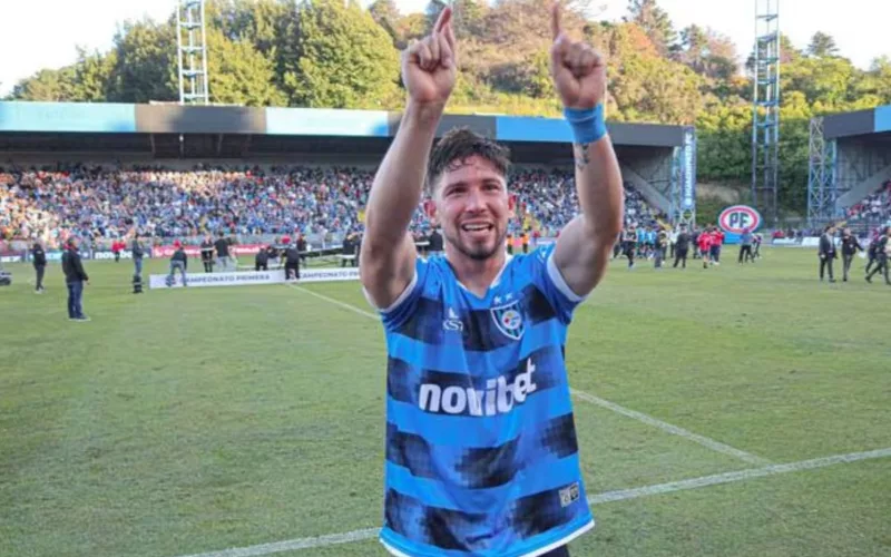 Felipe Loyola con los brazos levantados mientras usa la camiseta de Huachipato