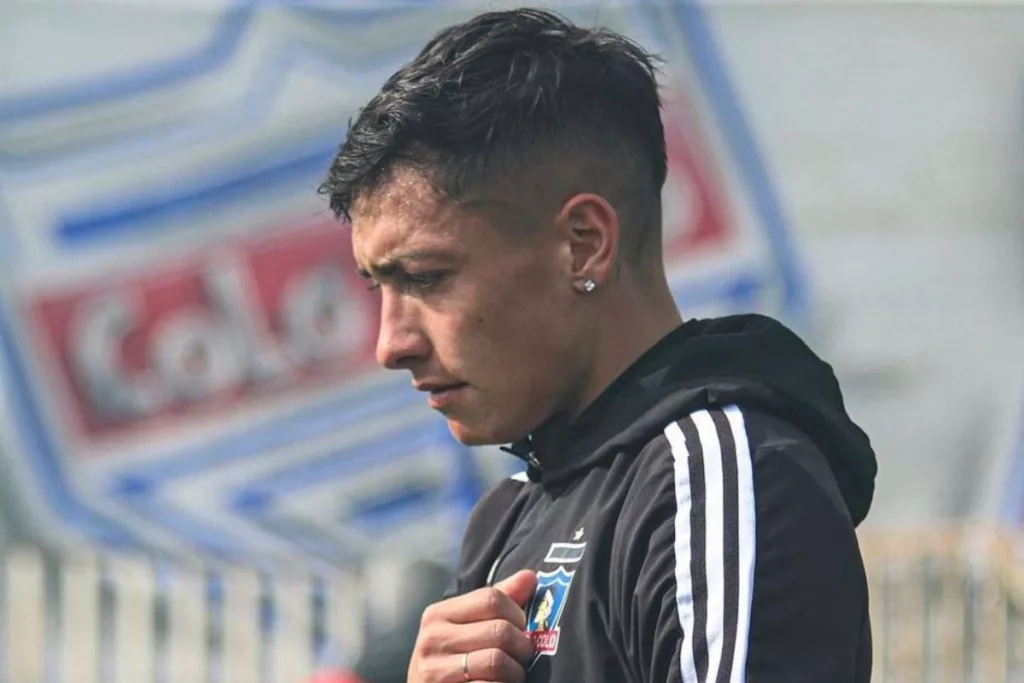 Primer plano de Cristián Zavala con el buzo de Colo-Colo.