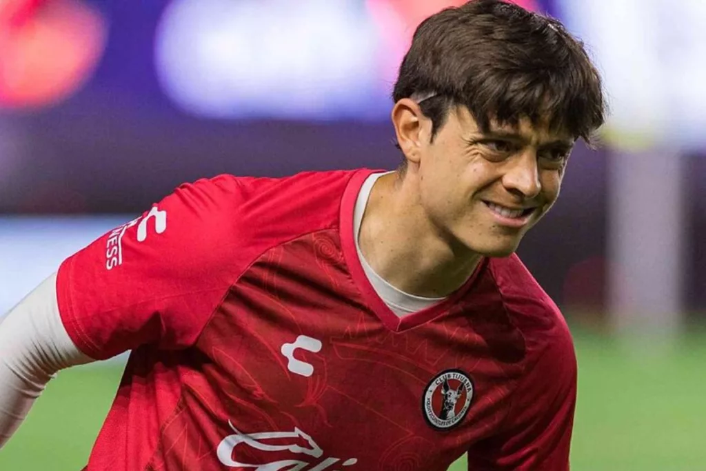 Joaquín Montecinos con la camiseta roja del Toluca