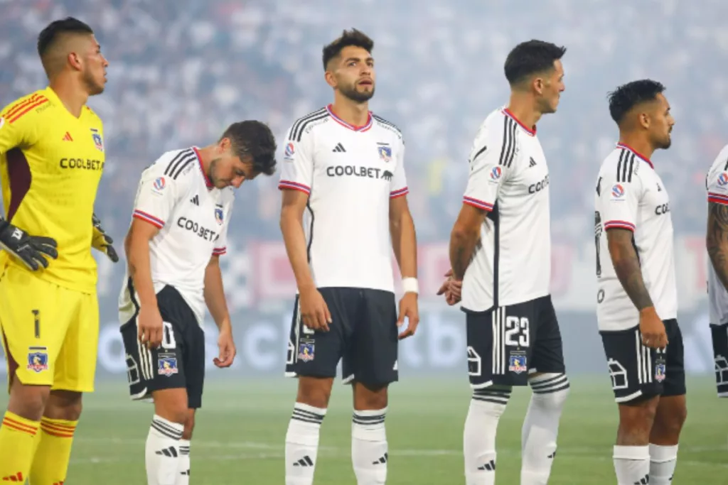 Cinco jugadores de Colo-Colo dentro de la cancha de fútbol