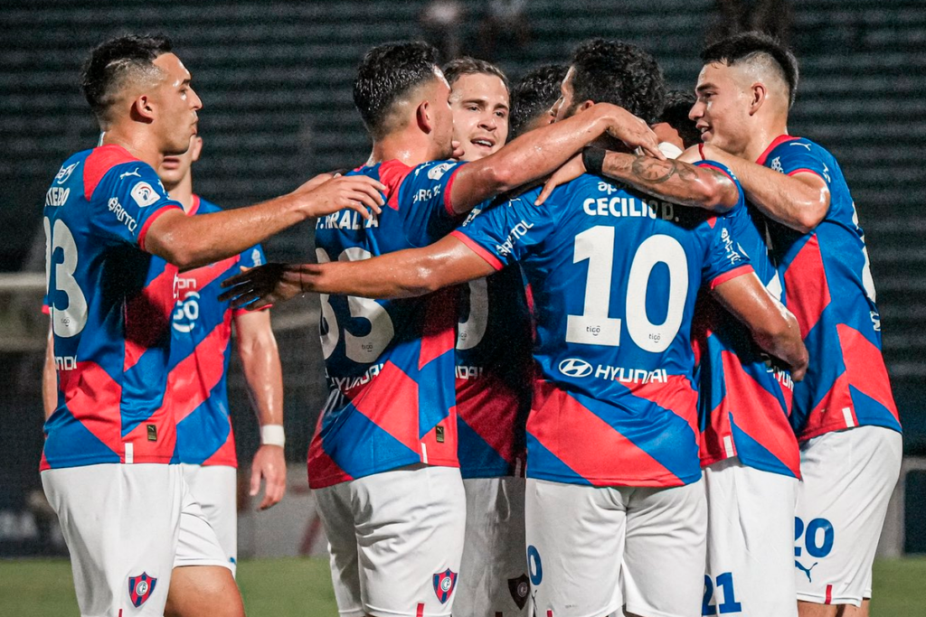 Futbolistas de Cerro Porteño se abrazan y celebran un gol durante la temporada 2023.