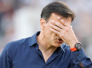 Gustavo Quinteros se lamenta en pleno partido de Colo-Colo durante la temporada 2023 y se tapa su rostro con la mano derecha.