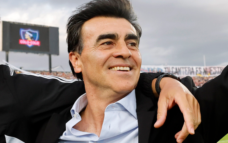 Gustavo Quinteros sonriendo en su rol como director técnico de Colo-Colo durante la temporada 2023.