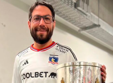 Matías Camacho sonríe con la camiseta de Colo-Colo y toma la punta del trofeo de la Copa Chile tras la obtener la versión del año 2023.